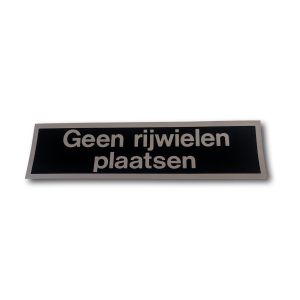 STICKER 165X45 ZWART/ZILVER TEKST 